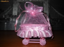 Marturie botez carucior/ leagan din plastic 8 cm cu saculet din organza roz pentru fete/ fetite/ bebe. Realistic, frumos, de calitate foto