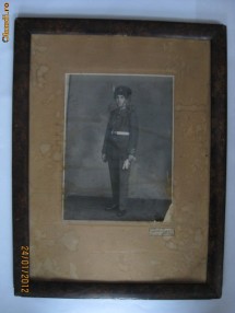 TABLOU CU FOTOGRAFIA UNUI OFITER REGALIST DIN PERIOADA INTERBELICA foto