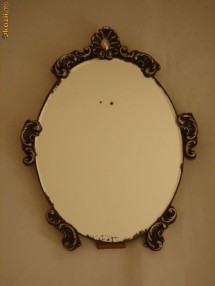 FRUMOASA OGLINDA PENTRU NOPTIERA CU RAMA DIN ARGINT SI LEMN foto