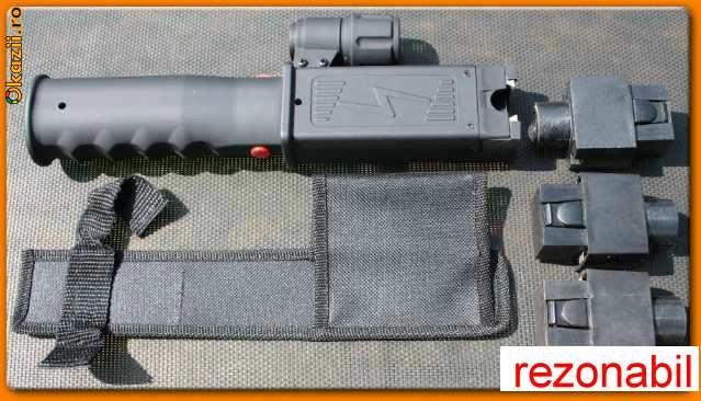 Pistol electrosoc trage la distanta. 3 rezerve in pachet. foto mare