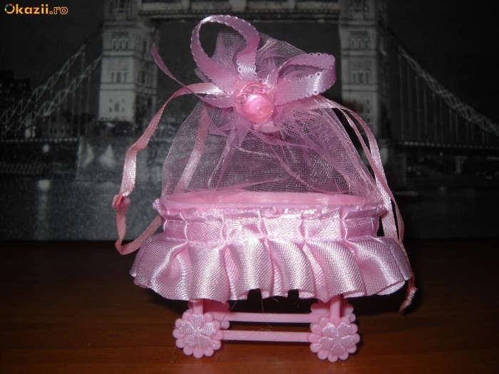 Marturie botez carucior/ leagan din plastic 8 cm cu saculet din organza roz pentru fete/ fetite/ bebe. Realistic, frumos, de calitate foto mare