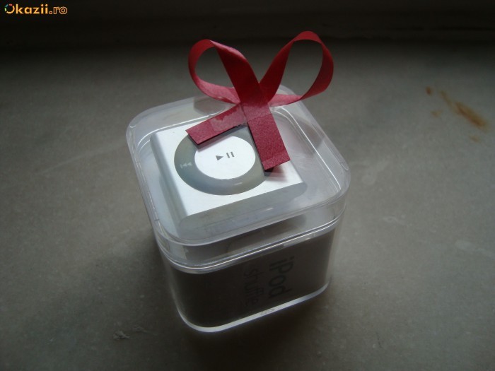 Vand iPod Shuffle 2 GB argintiu NOU, ORIGINAL 100% APPLE + accesorii, la cutie. Special pentru Cadou foto mare