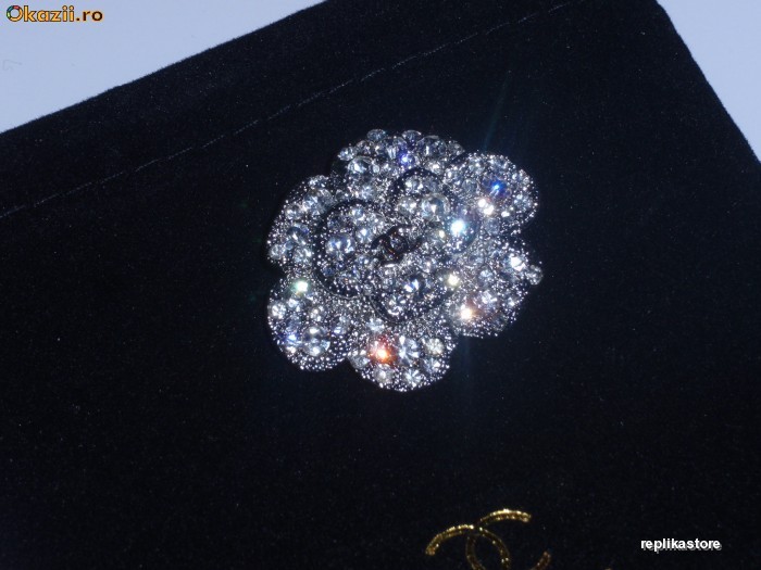 Brosa CHANEL Argintie cu pietricele. Semn CHANEL discret. Replica! Cadou: SACULET CHANEL negru! foto mare