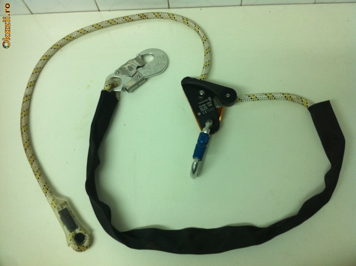 PETZL GRILLON , curea de ancorare pentru constructii cu clicet si siguranta . foto mare